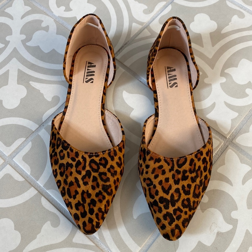 Flat leopard shoe